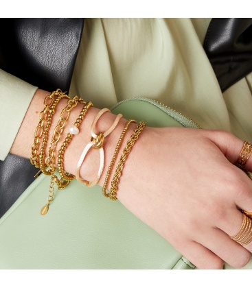 stoere goudkleurige gedraaide schakelarmband. 