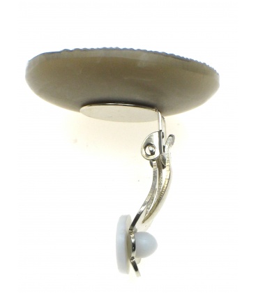 Lichtbruine ronde oorclips met zilverkleurige inleg