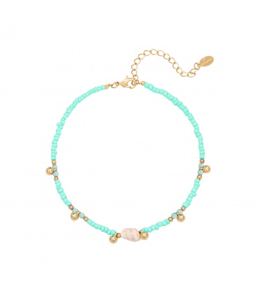 Blauwe kralen enkelbandje met goudkleurige bedels