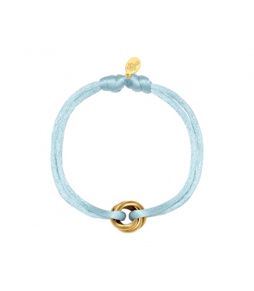 Lichtblauwe armband met satijnen koord en goudkleurige bedel