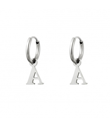 Zilverkleurige oorbellen met initiaal A