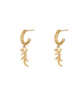 Goudkleurige oorbellen van kleine schakeltjes en een salamander bedel als hanger