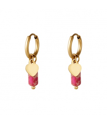 Goudkleurige oorringen met een hart als bedel en een roze steen