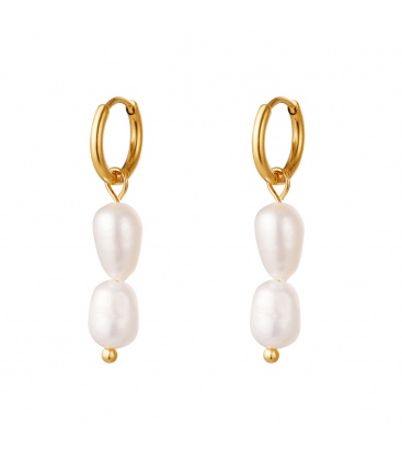 Goudkleurige oorringen met natuurlijke parels