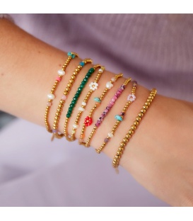 Goudkleurige armband met paarse natuurstenen kralen