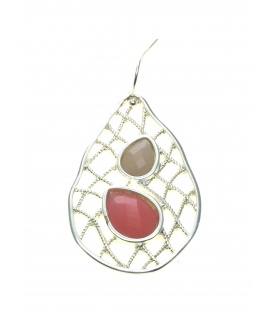 Zilverkleurige oorbellen met een mooi motief in de hanger en roze steentjes