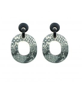 Ovale grijze oorbellen met dierenprint hanger en zwarte oorsteker