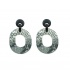 Ovale grijze oorbellen met dierenprint hanger en zwarte oorsteker