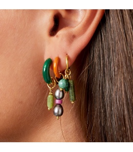 Groene oorringen met als hanger een groen steentje