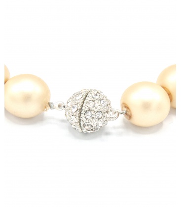 Korte parelhalsketting van geelcreme parels met magneetsluiting