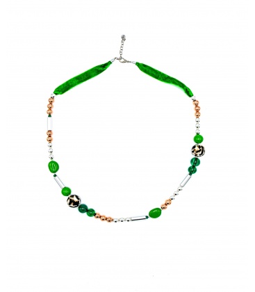 Groene halsketting van velours,dierenprint en goud met zilverkeurige metalen kralen