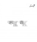 Zilverkleurige oorstekers letter K