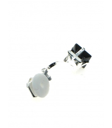 Oorclips met zwarte vierkante strass steen (6 mm) in zilverkleur zetting