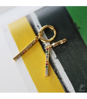 Goudkleurige oorhangers met zirconia steentjes