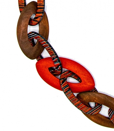 Lange halsketting met grote houten schakels en goudkleurige Jasseron