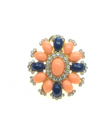 Ronde zalmroze met blauwe oorbellen in goudkleurige zetting