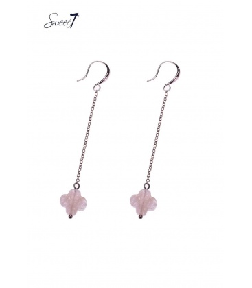 Creme oorhangers met een goudkleurig kettinkje en een klavertje vier