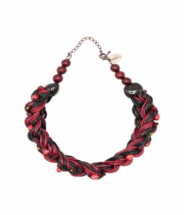 Rood met zwarte gevlochten halsketting met verschillende kralen