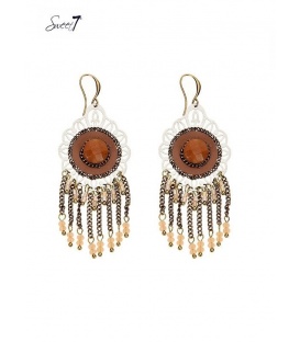 Bruin gekleurde oorhangers met metalen strengen en kraaltjes