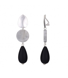 Oorclips met zwart en licht grijze hanger en een zilverkleurig oorstukje