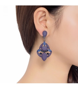 Donkerblauwe oorclips gemaakt van hars met blauwe kristal steentjes