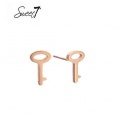 Rosé goudkleurige oorbellen in de vorm van een sleutel