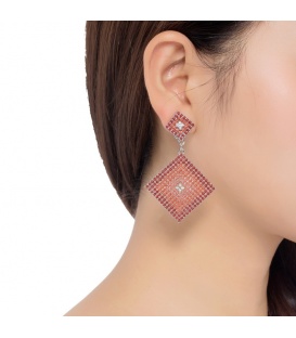 Mooie rode oorclips met vierkante hanger bezet met kleine rode en helder strass steentjes.