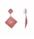 Mooie rode oorclips met vierkante hanger bezet met kleine rode en helder strass steentjes.