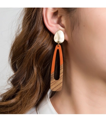 Oorclips met een oranje en bruine langwerpige deels houten hanger