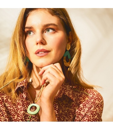 Donkerblauw met bruine oorclips gemaakt van resin en hout en een goudkleurig oorstukje