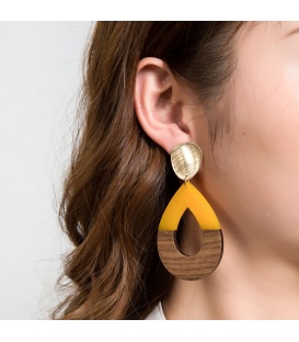 Grijs met bruine oorclips gemaakt van hout en resin en een goudkleurig oorstukje