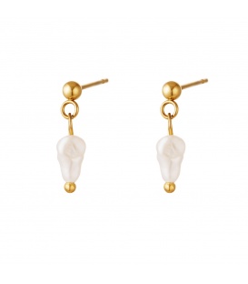 Goudkleurige oorbellen met hangende zoetwaterparel