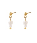 Goudkleurige oorbellen met hangende zoetwaterparel