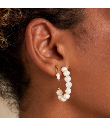 Goudkleurige oorbellen met hangende zoetwaterparel