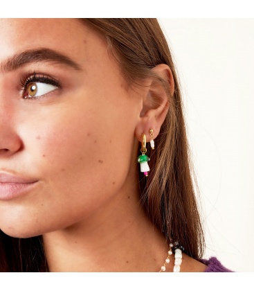 Goudkleurige oorbellen met hangende zoetwaterparel