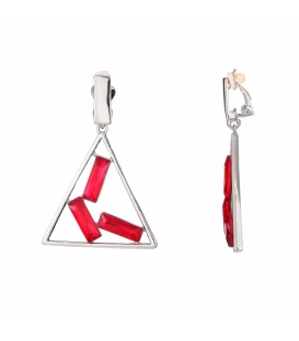 Oorclips met driehoekige hanger en rode facet strass steentjes