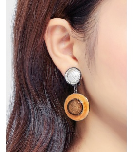 Oranje oorclips met ronde hanger in gun black zetting van het merk Belle Miss