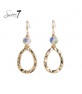 Goudkleurige oorhangers met een mooie blauwe kraal