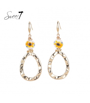 Goudkleurige oorhangers met een gele kraal