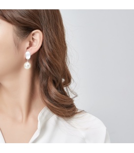 Zilverkleurige oorclips met witte parel van het merk Belle Miss