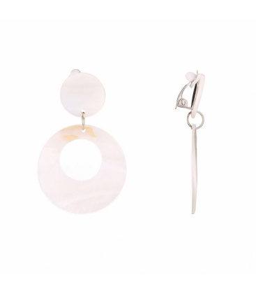 Witte oorclips gemaakt van schelp