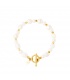 Goudkleurige armband met witte gecultiveerde zoetwaterparels