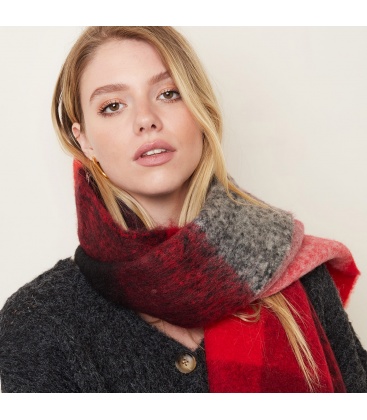 Rode sjaal met franjes in opvallende winterkleuren