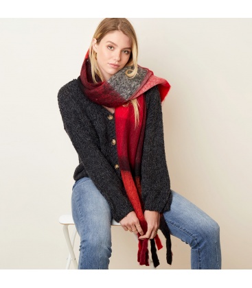 Rode sjaal met franjes in opvallende winterkleuren