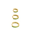 Goudkleurige set van drie verschillende maten oorbellen met groene zirkoonstenen