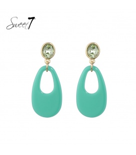 Groene ovale oorhangers met een groen oorstukje en een goudkleurige rand