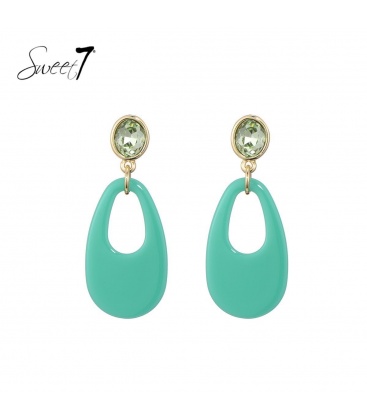 Groene ovale oorhangers met een groen oorstukje en een goudkleurige rand