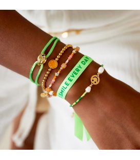 Groen met goudkleurige armbanden set van 2 een stoffen armband en een kralenarmband
