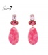 Roze oorhangers met een roze stenen oorstukje