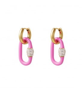 Goudkleurige oorbellen met een roze ovale bedel met steentjes